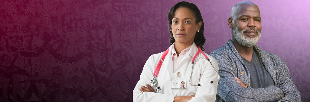 Médica y paciente varón de pie 